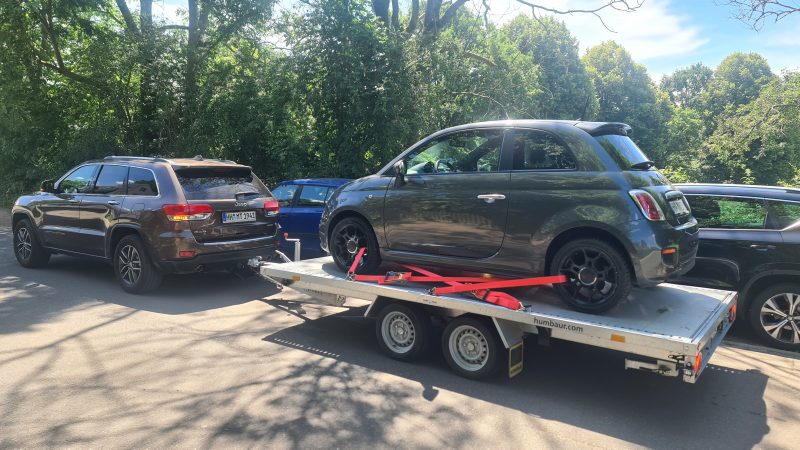 Jeep mit Anhänger für Autotransporte bis max. 3to.